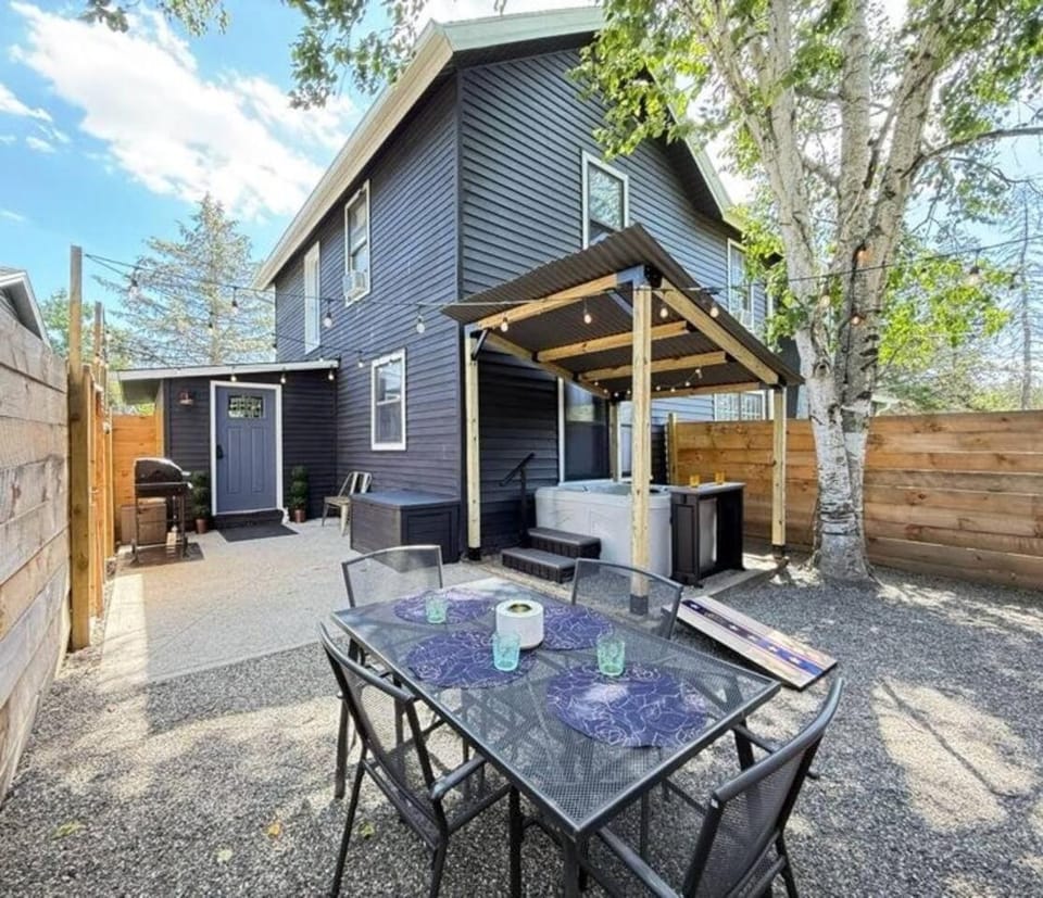 Speakeasy Hot Tub Escape | Pet-Friendly | Hudson NY Apartment in Capital District, NY, USA