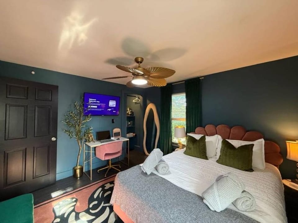 Speakeasy Hot Tub Escape | Pet-Friendly | Hudson NY Apartment in Capital District, NY, USA