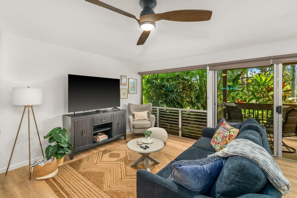 TV and multimedia, Living room, Seating area, Evening entertainment