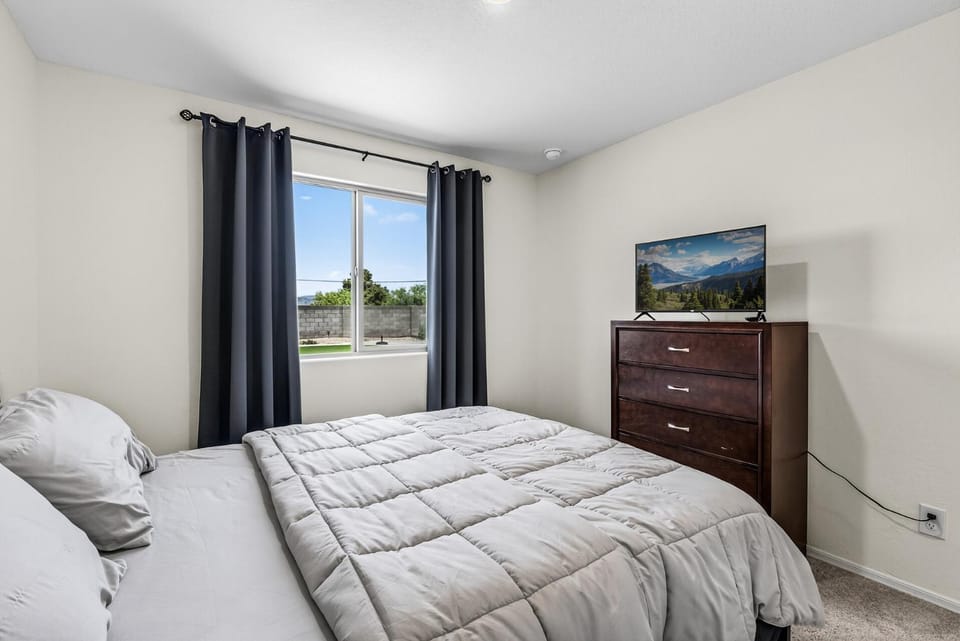 Bed, TV and multimedia, Bedroom