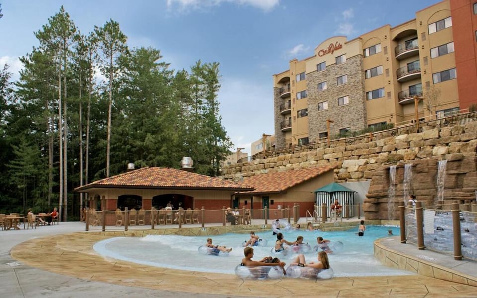 Swimming pool, sunbed