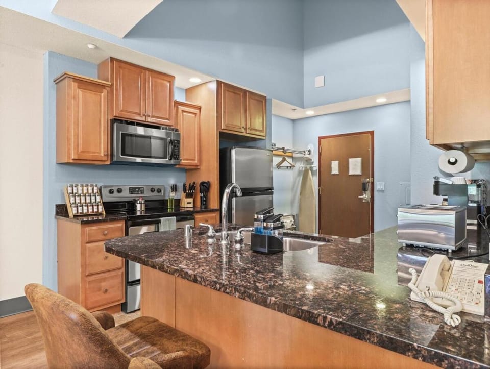 Coffee/tea facilities, Kitchen or kitchenette, Dining area, dishwasher, stove