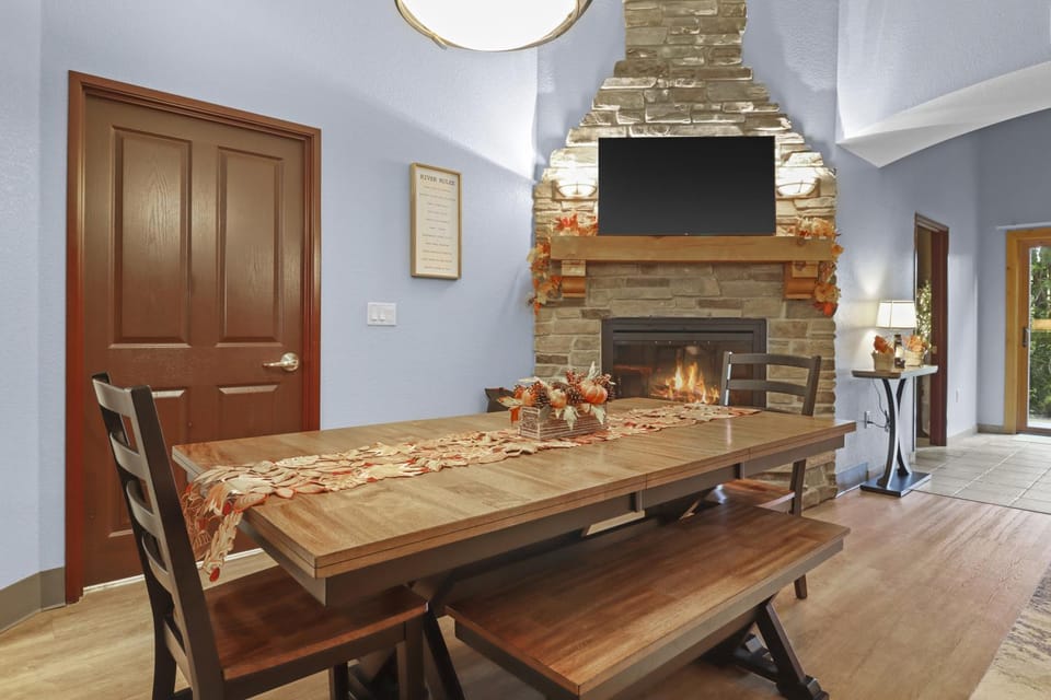 Family Getaway - Outdoor Activity Oasis - Mins to Downtown and Water Parks - Jacuzzi - Game Rm Apartment in Wisconsin Dells