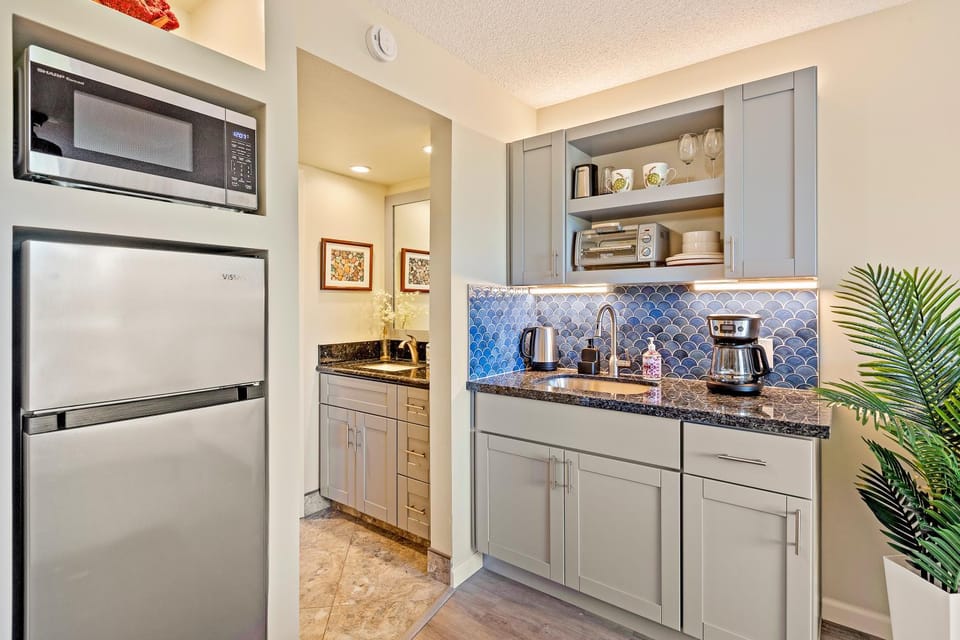 Coffee/tea facilities, Kitchen or kitchenette, microwave, minibar, toaster