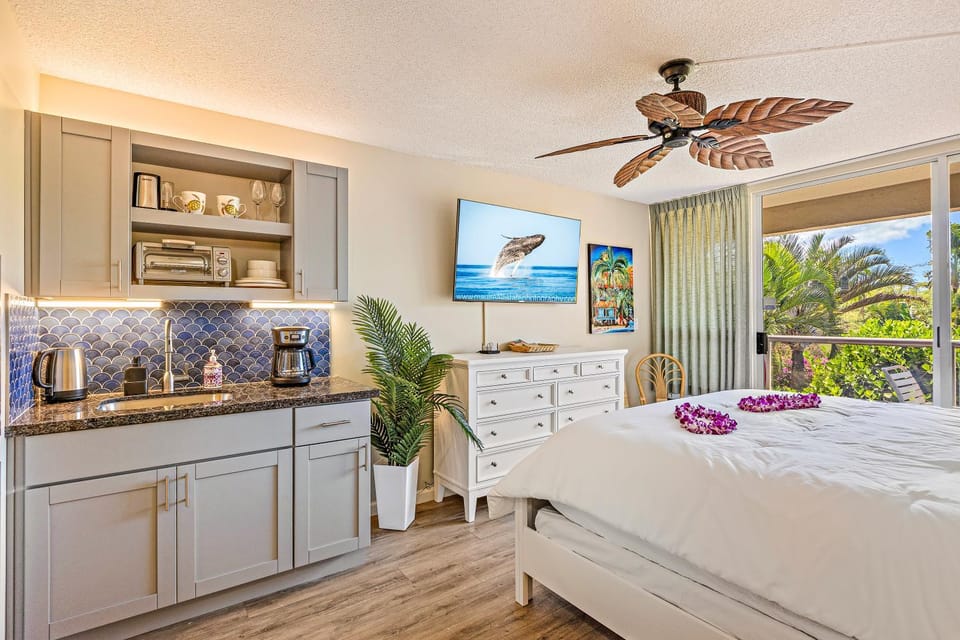 Bed, TV and multimedia, Kitchen or kitchenette, Photo of the whole room, Bedroom