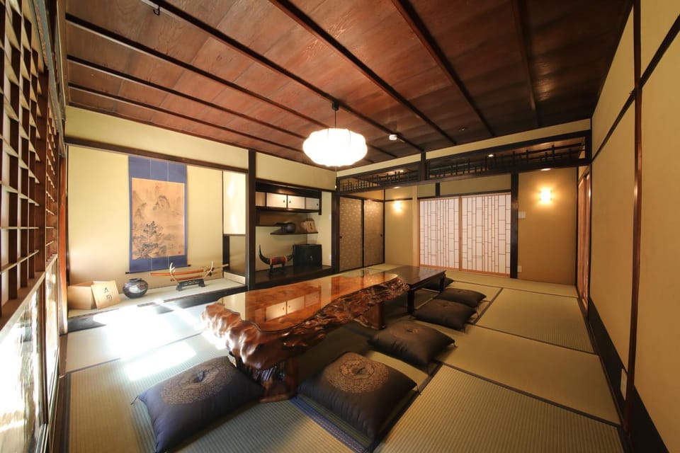 Photo of the whole room, furniture