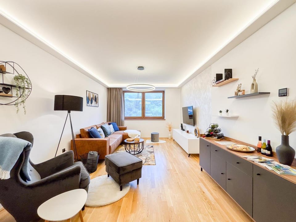 Communal lounge/ TV room, TV and multimedia, Living room, Seating area, Evening entertainment