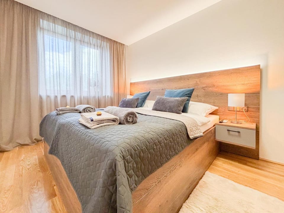 Bed, TV and multimedia, View (from property/room), Photo of the whole room, Bedroom, towels