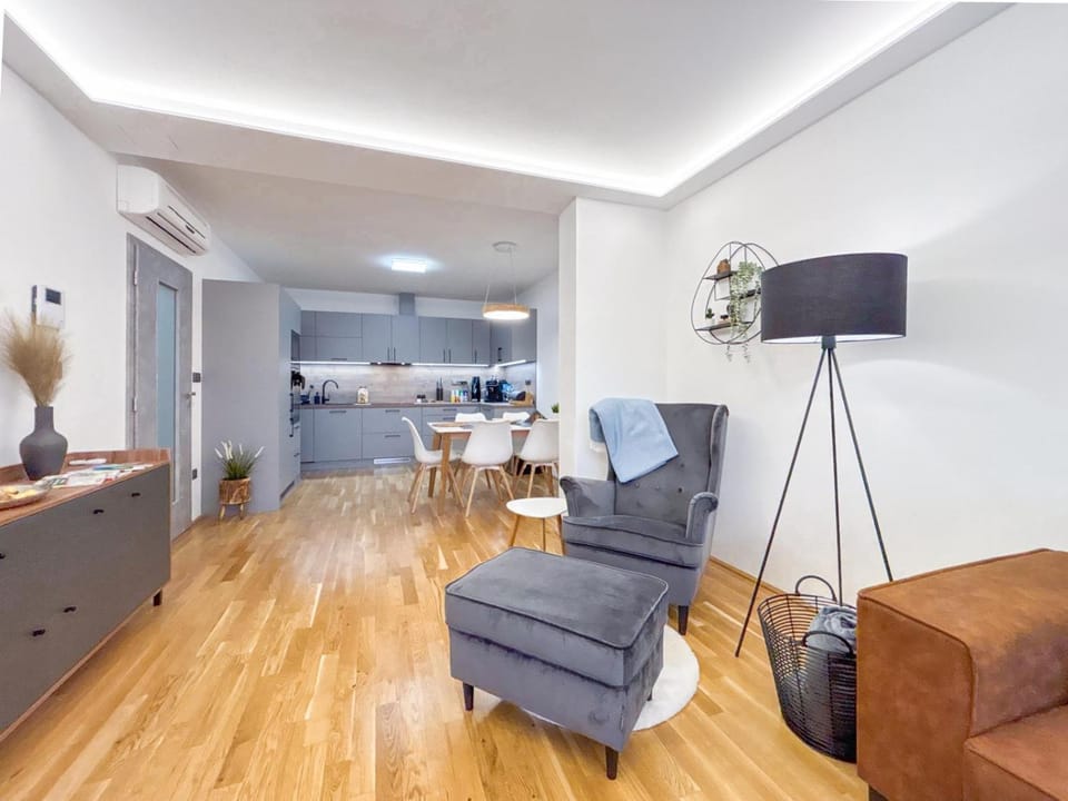 Kitchen or kitchenette, Living room, Seating area, Dining area