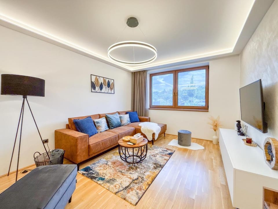 Communal lounge/ TV room, TV and multimedia, Living room, Seating area, Evening entertainment