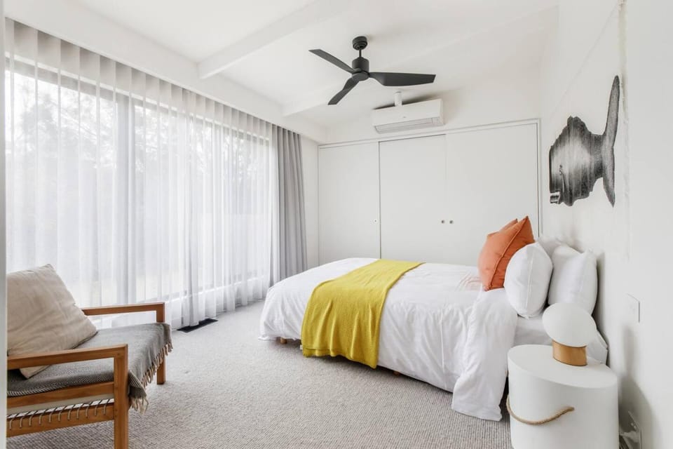 Bed, Bedroom, wardrobe, air conditioner
