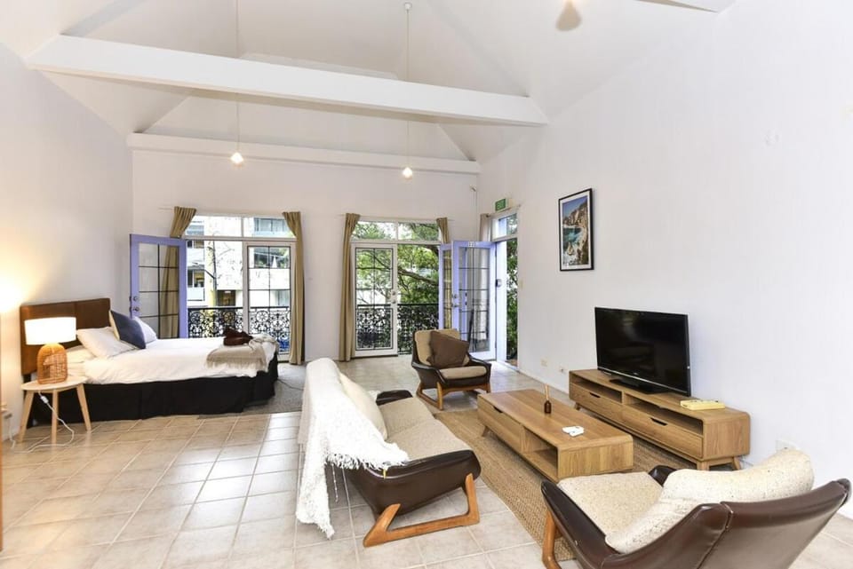 Communal lounge/ TV room, Bed, Living room