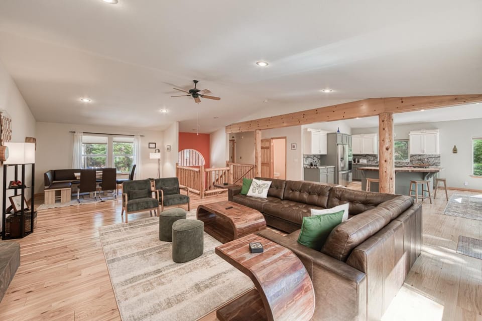 Emerald Lodge at Tahoe Park by Tahoe Getaways - 4BR w HOA Beach & Air Conditioning House in Tahoe City