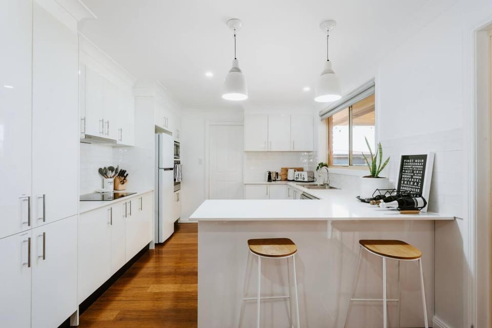 Coffee/tea facilities, Kitchen or kitchenette, dishwasher, oven, stove, toaster