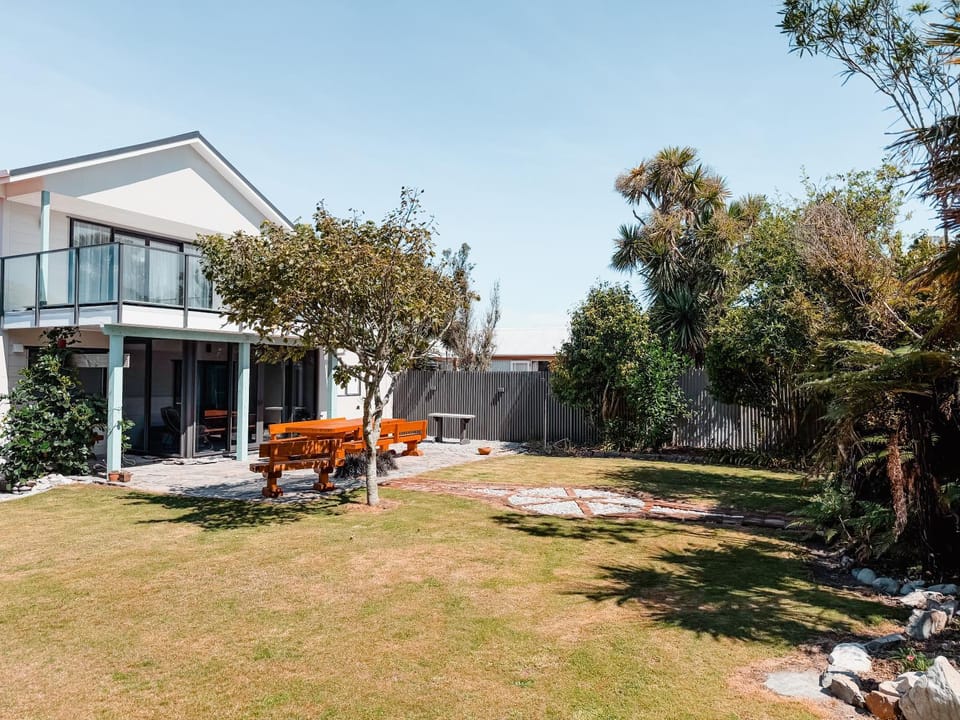 The Sundowner Beach Club Oceanfront Bliss House in West Coast
