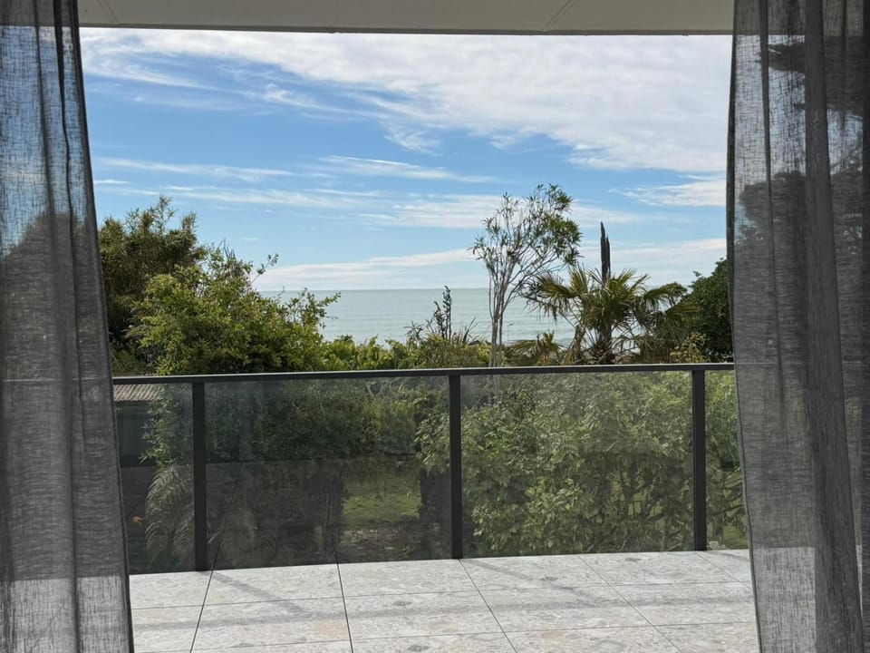 The Sundowner Beach Club Oceanfront Bliss House in West Coast