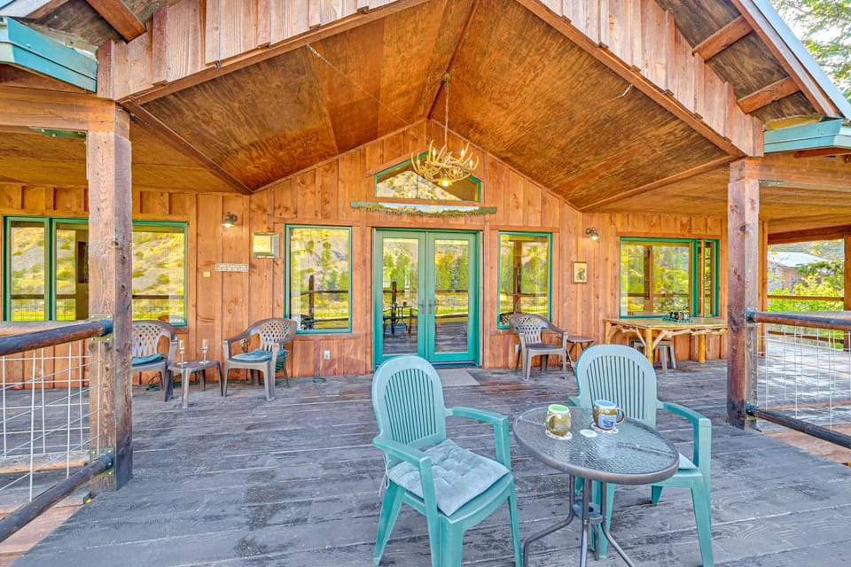 Hike, Fish & Unwind: Remote Escape in Montana House in Idaho