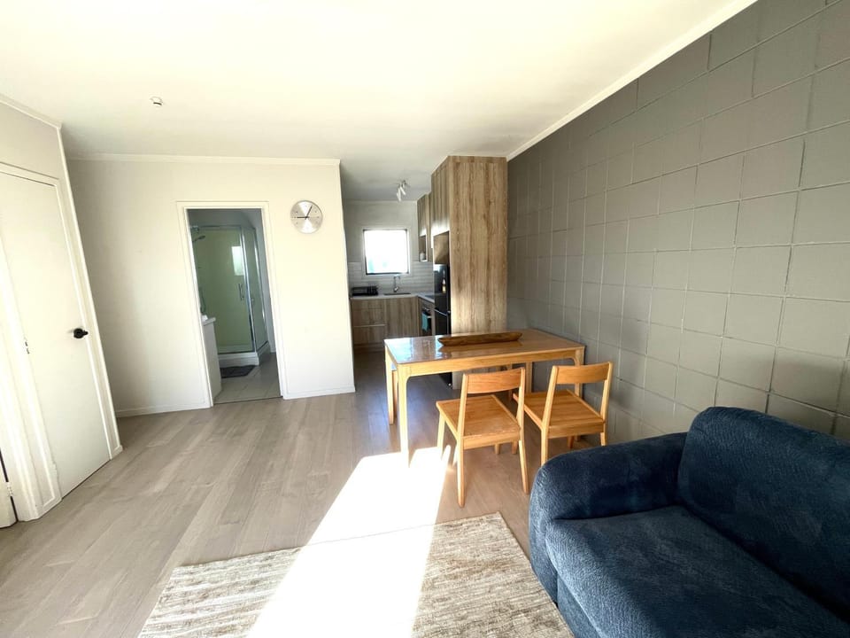 Sunny Tidy Corner in Ellerslie Apartment in Auckland