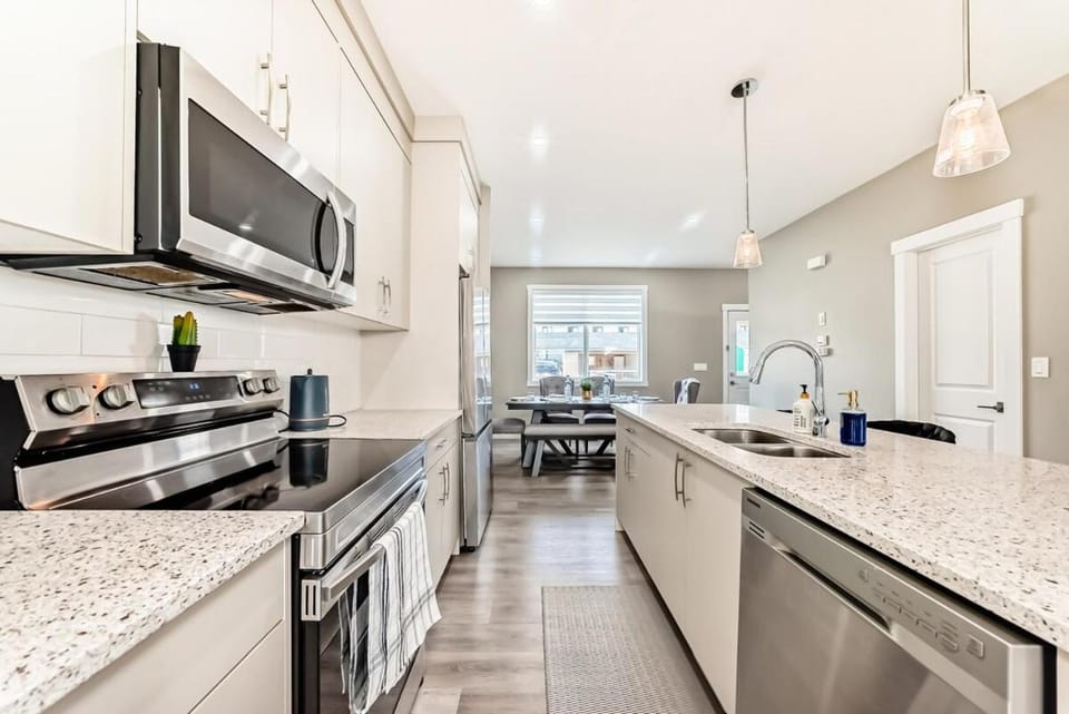 Kitchen or kitchenette, Dining area, dishwasher, oven