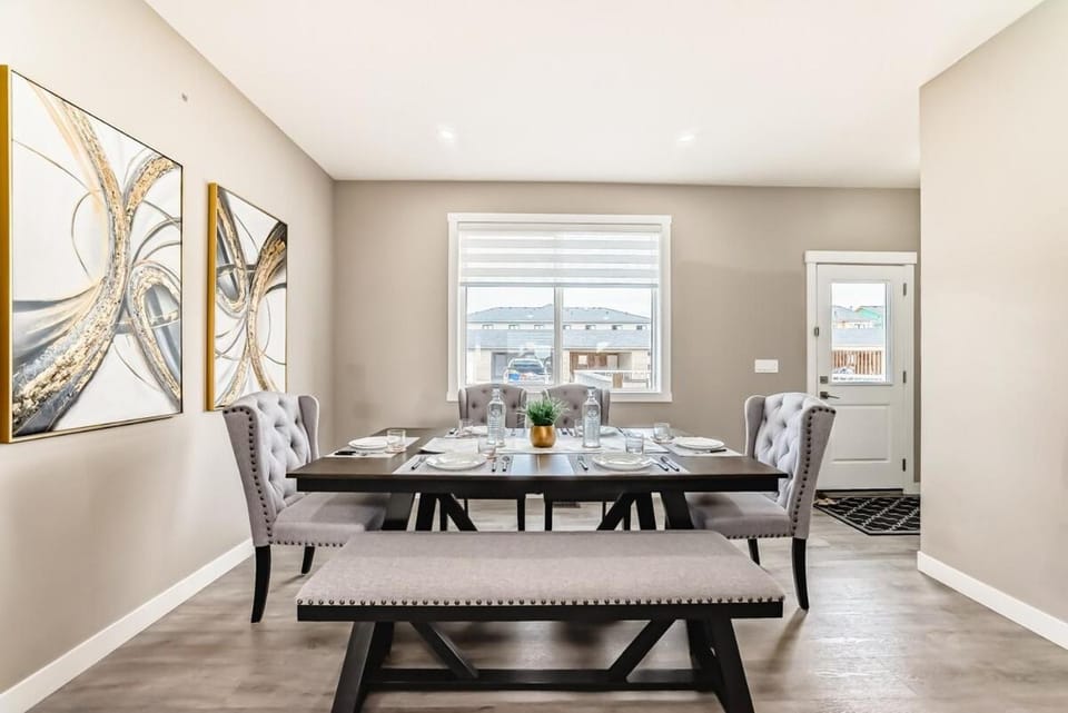 Seating area, Dining area