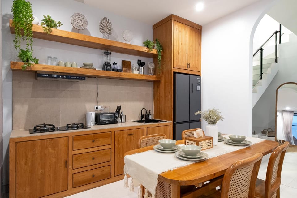 Coffee/tea facilities, Kitchen or kitchenette, Dining area, oven