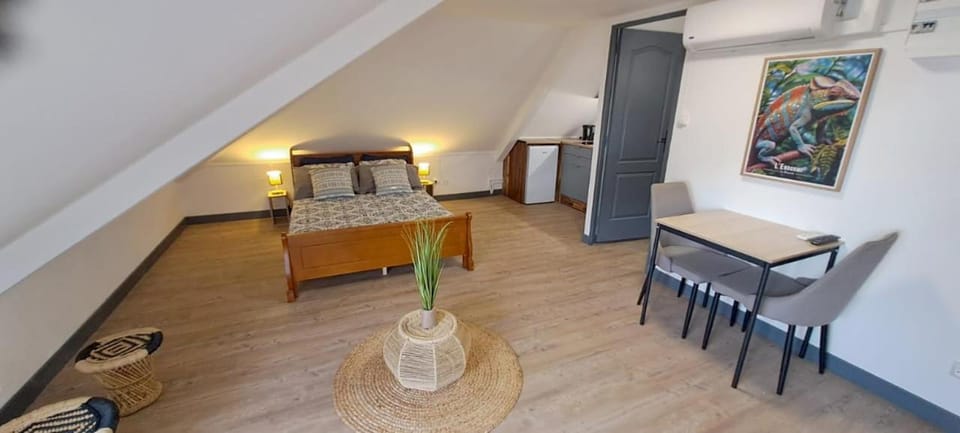 Bed, Kitchen or kitchenette, Photo of the whole room, Seating area, Dining area