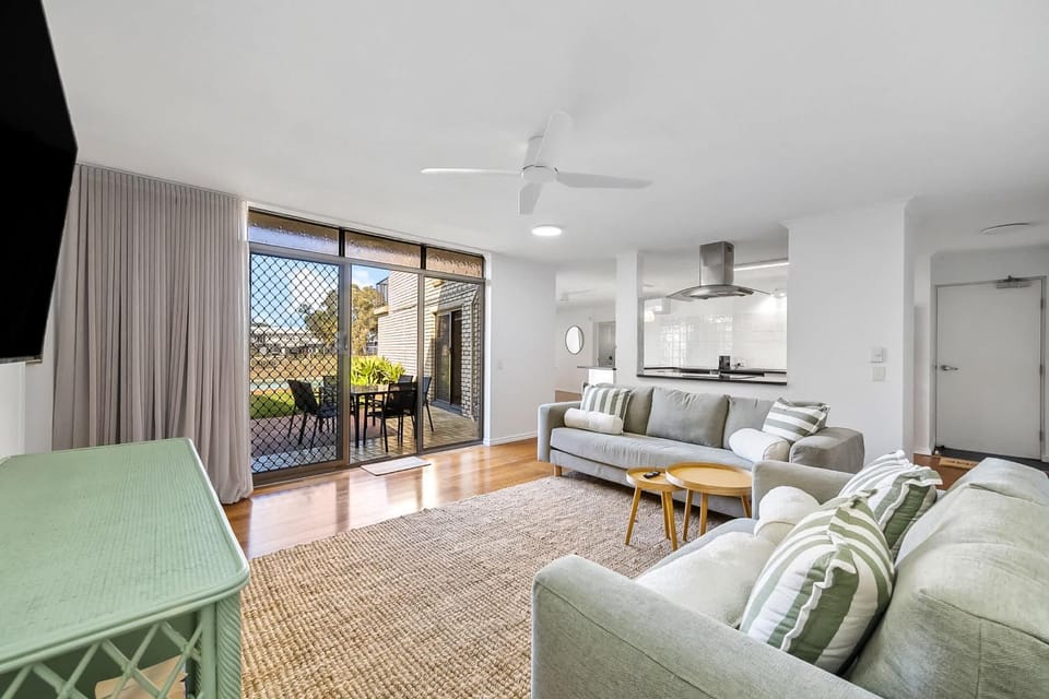 Hacienda Apt 2- Waterfront Escape On the Canal Apartment in Sunshine Coast