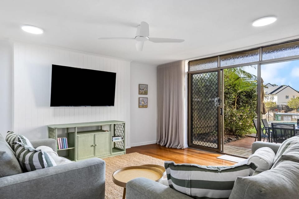 Hacienda Apt 2- Waterfront Escape On the Canal Apartment in Sunshine Coast
