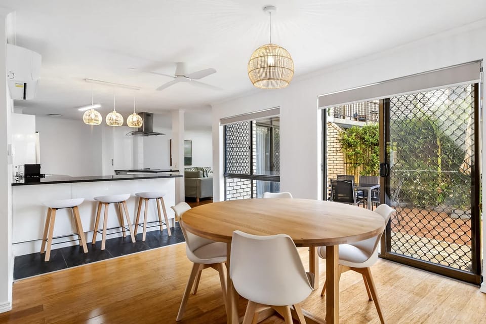 Hacienda Apt 2- Waterfront Escape On the Canal Apartment in Sunshine Coast