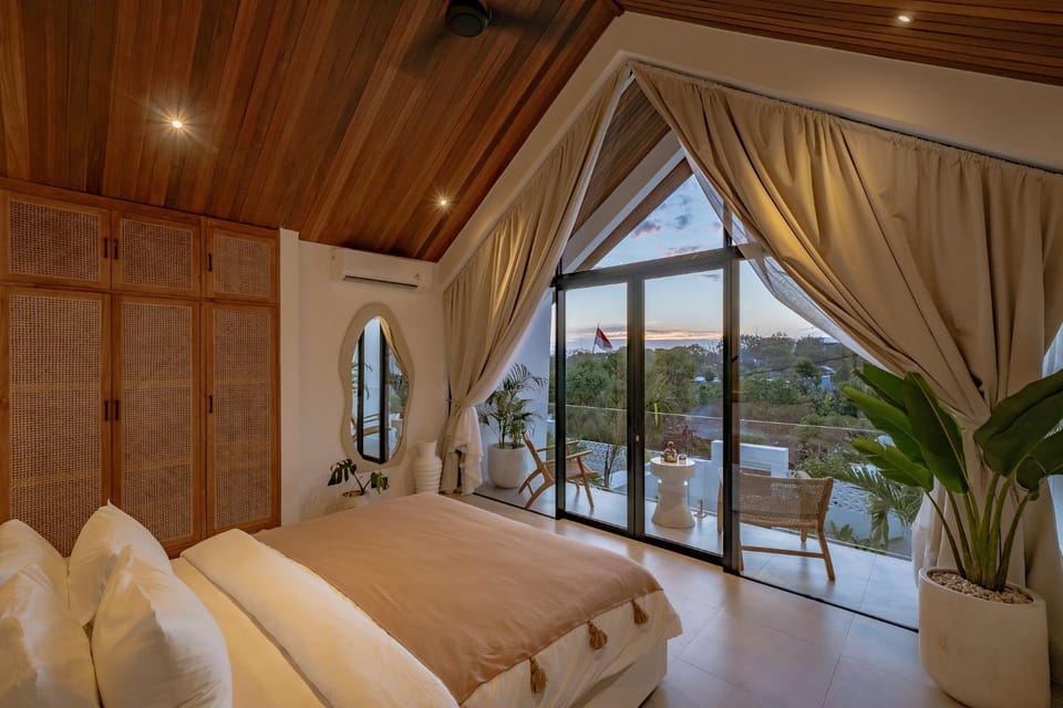 Bed, View (from property/room), Seating area, Bedroom