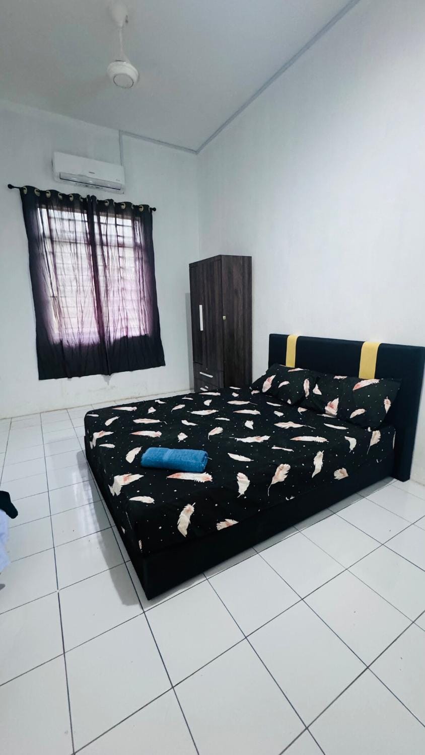 Bed, Photo of the whole room, Bedroom, wardrobe, air conditioner