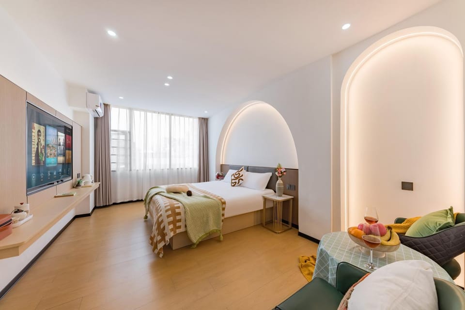 Bed, TV and multimedia, Bedroom