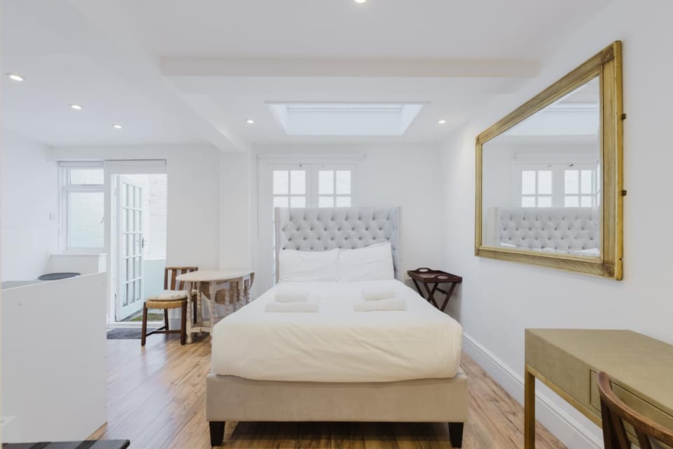 Bright Studio Flat with Private Patio Fulham Apartment in London