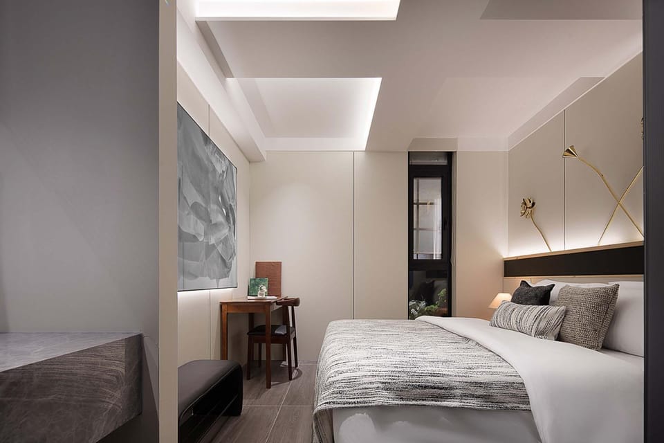 Bed, Seating area