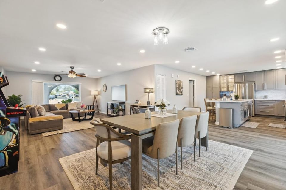 Kitchen or kitchenette, Living room, Dining area, oven