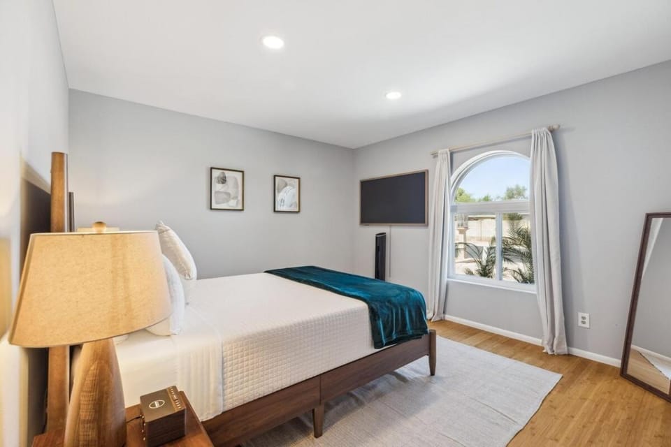 Bed, TV and multimedia, Bedroom