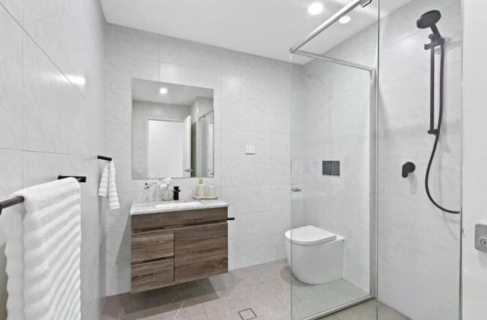 2 Bedroom, 2 Bathroom, Private Free Parking Apartment in Sydney