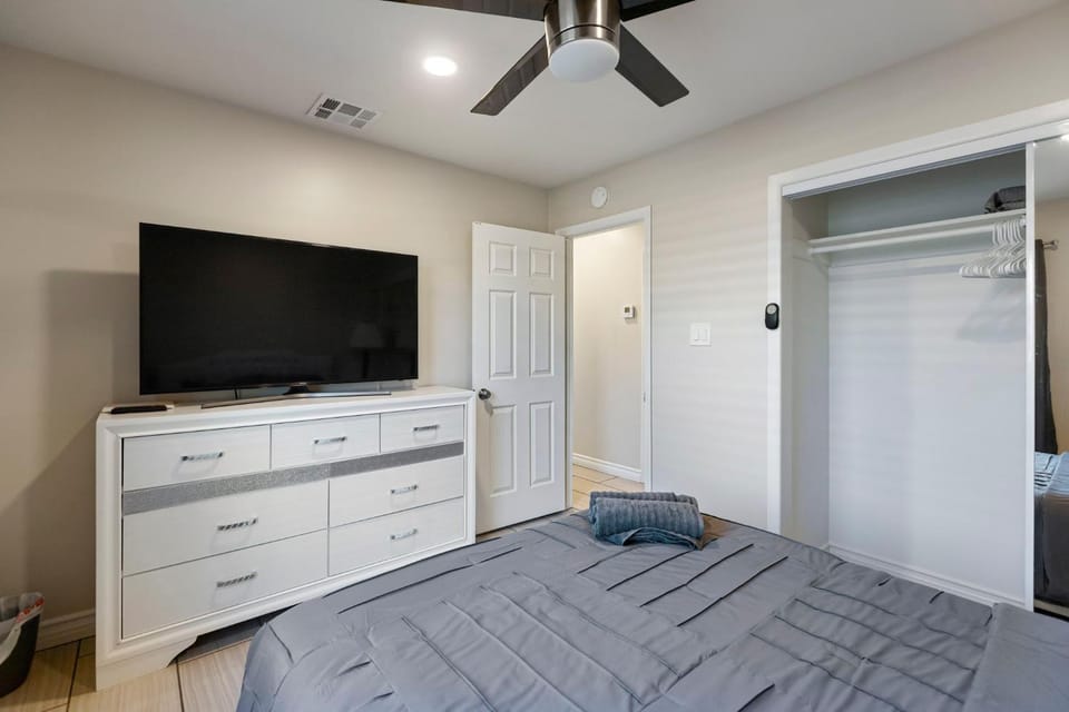Bonita Home 4 Room- Local VIBE just 12 min to The Strip and Fremont Hotel in North Las Vegas