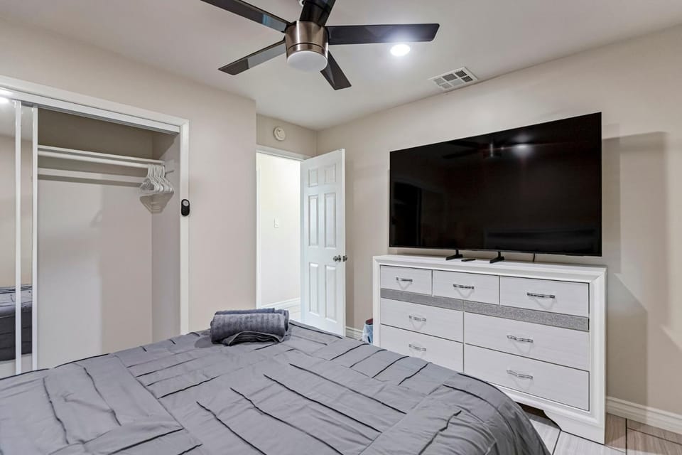 Bonita Home 4 Room- Local VIBE just 12 min to The Strip and Fremont Hotel in North Las Vegas