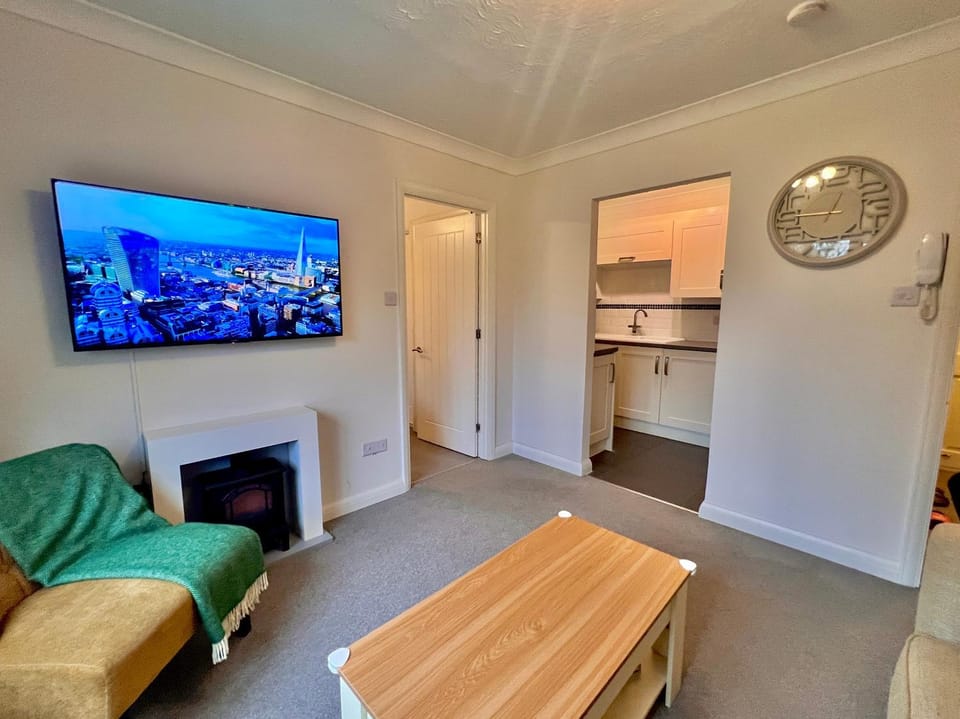 Stylish 1 Bedroom Apartment with Free Parking and Links to London & Essex Apartment in Grays