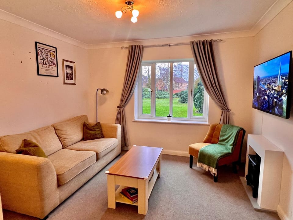 Stylish 1 Bedroom Apartment with Free Parking and Links to London & Essex Apartment in Grays