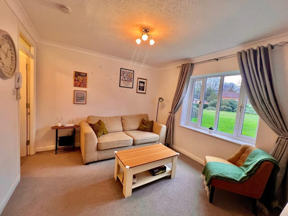 Stylish 1 Bedroom Apartment with Free Parking and Links to London & Essex Apartment in Grays