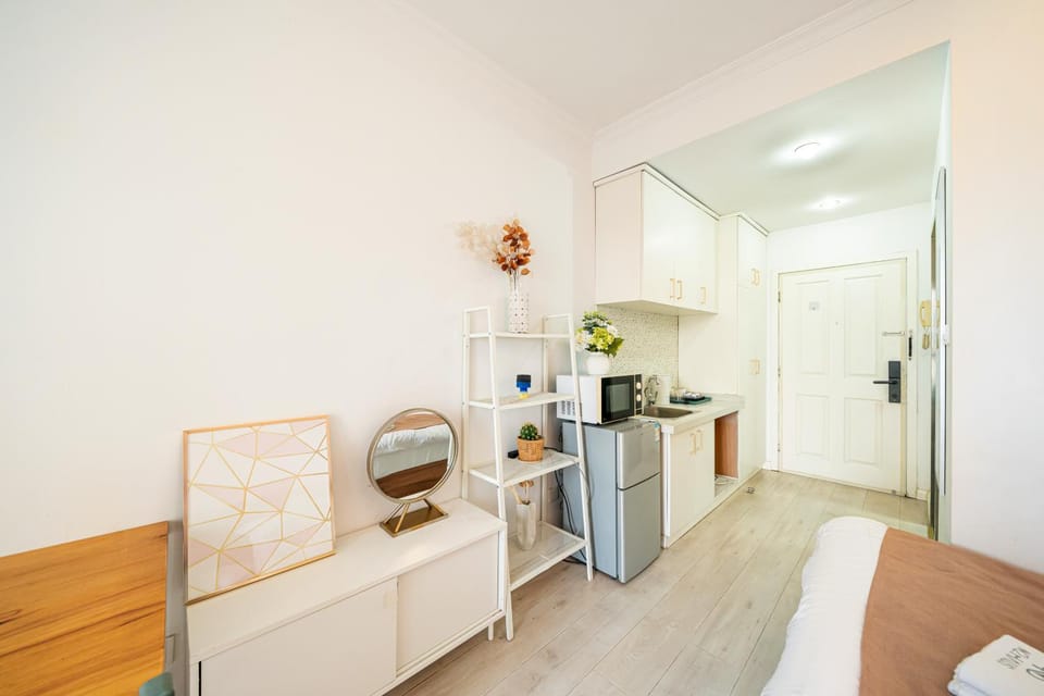 Kitchen or kitchenette, minibar