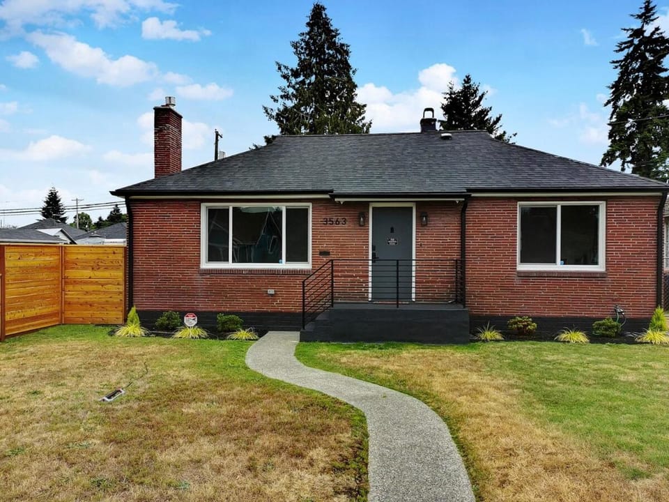 Spacious Comfy Home 2br, 2ba - 9 min to Tacoma Dome House in Tacoma