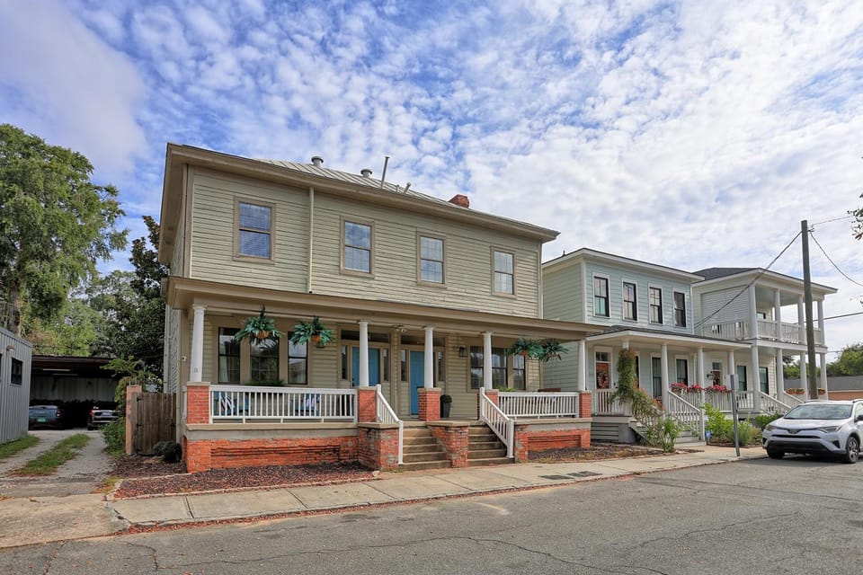 Property building, Day, Neighbourhood, Street view, Location, Parking