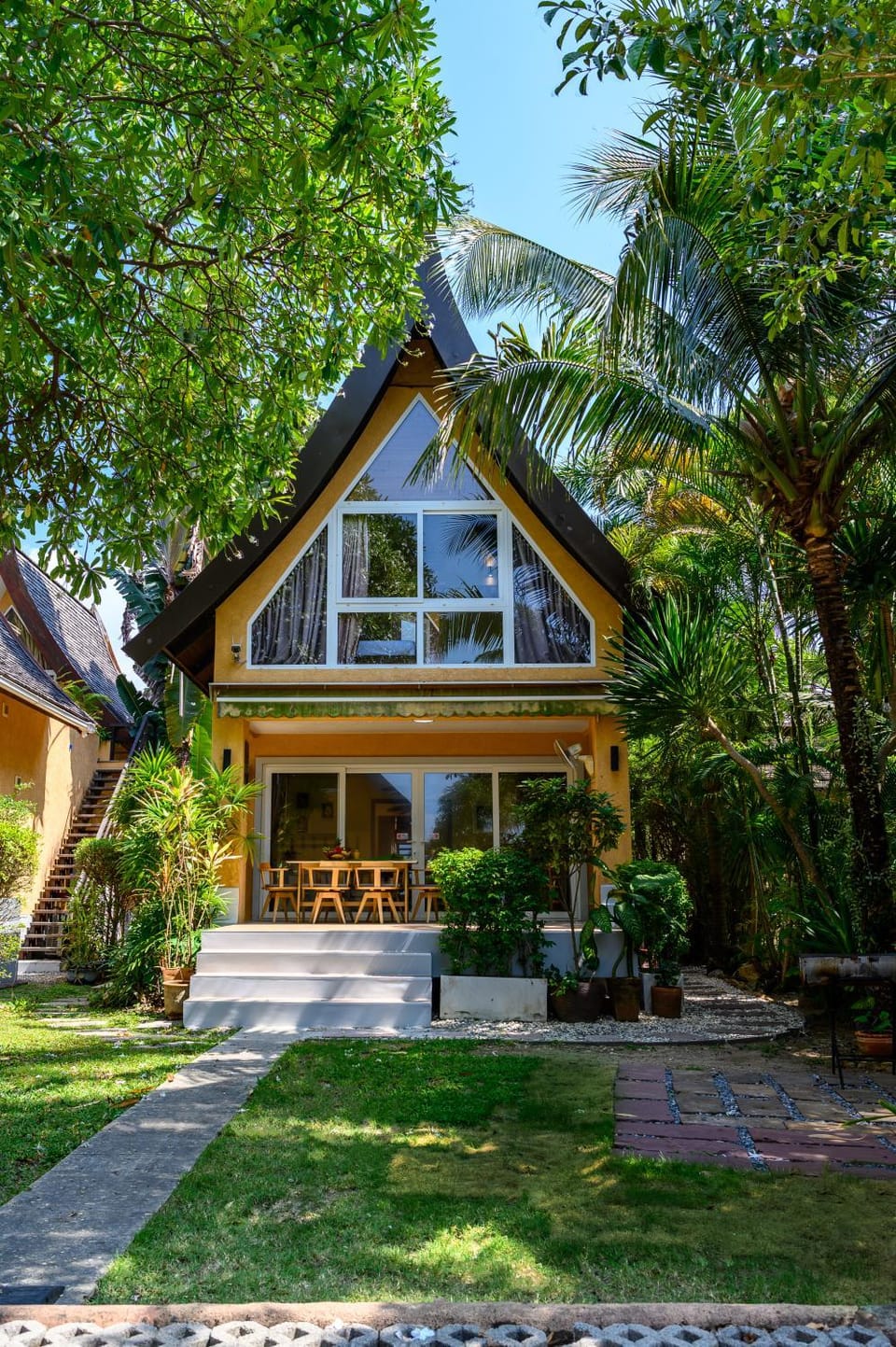 Property building, Facade/entrance, Natural landscape, Garden, Floor plan, Dining area, Food, Garden view, acessibility