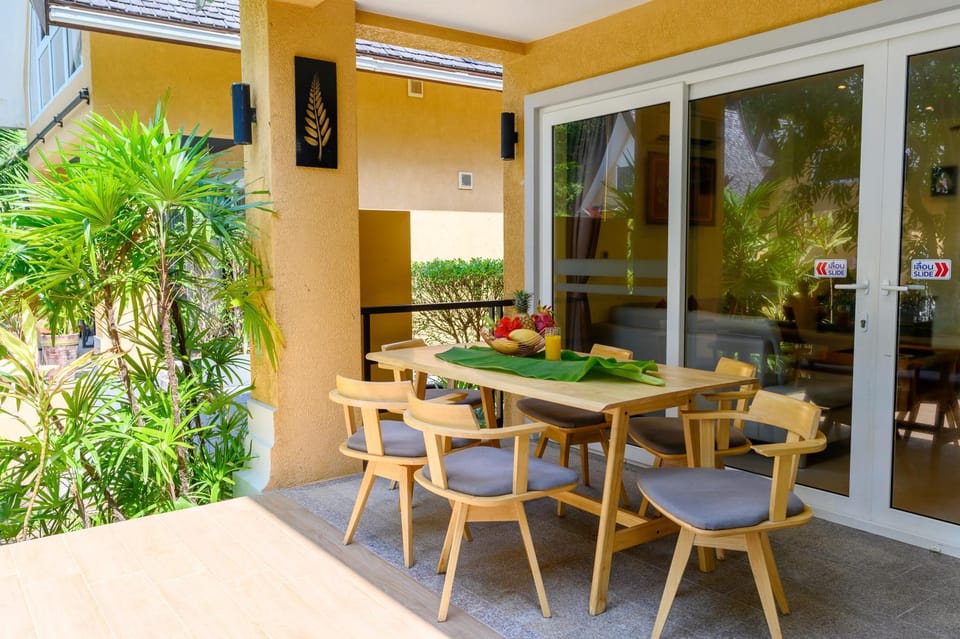 Patio, Day, Garden, View (from property/room), Balcony/Terrace, Living room, Seating area, Dining area, Garden view