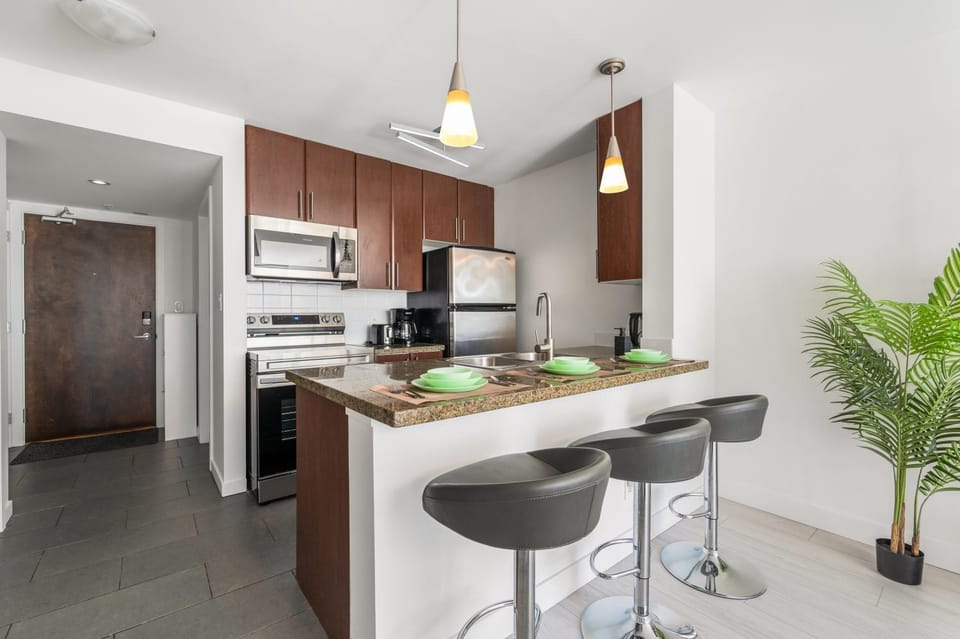 Kitchen or kitchenette, Dining area, minibar, stove