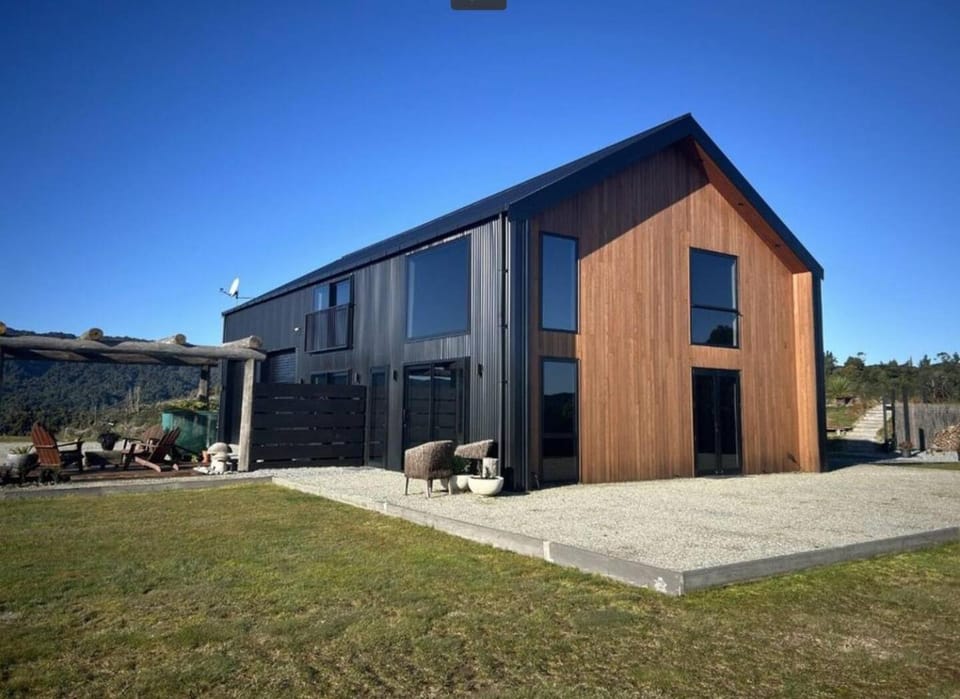 The Black Barn - Panoramic, Private & Luxury House in West Coast