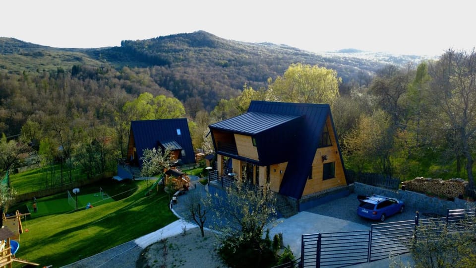 Property building, Natural landscape, Bird's eye view, Mountain view, Parking